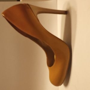Jessica Simpson Patent Leather Pumps, Camel Color, Size 4.5/34.5
